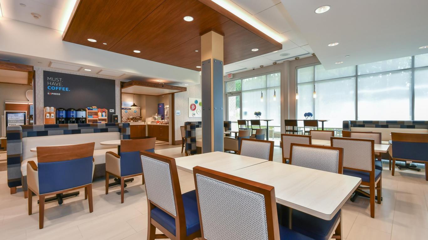 Holiday Inn Express & Suites Charlotte - Ballantyne