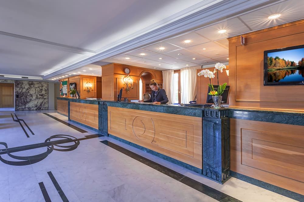 Front desk Photo