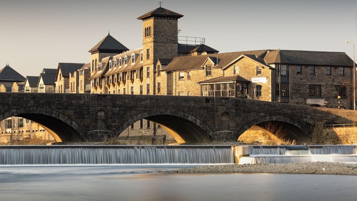 Riverside Hotel