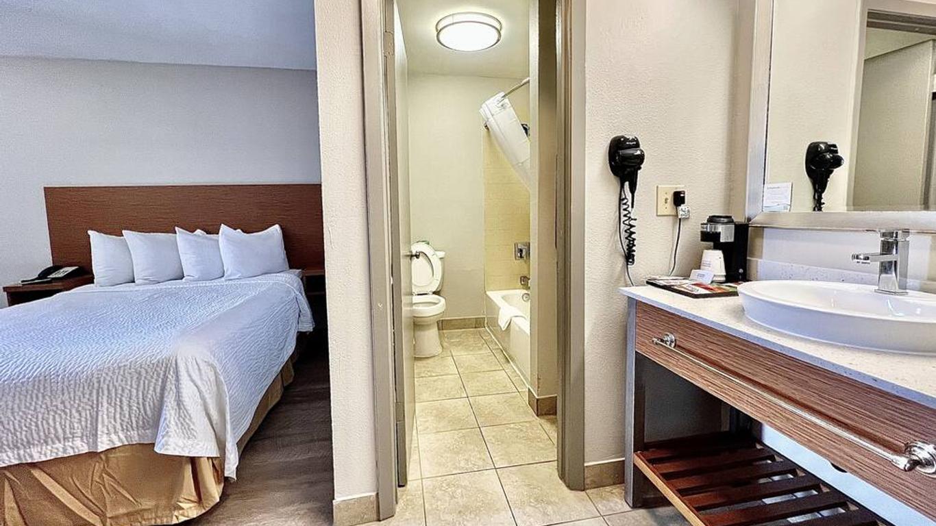 Days Inn & Suites by Wyndham Arlington Near Six Flags