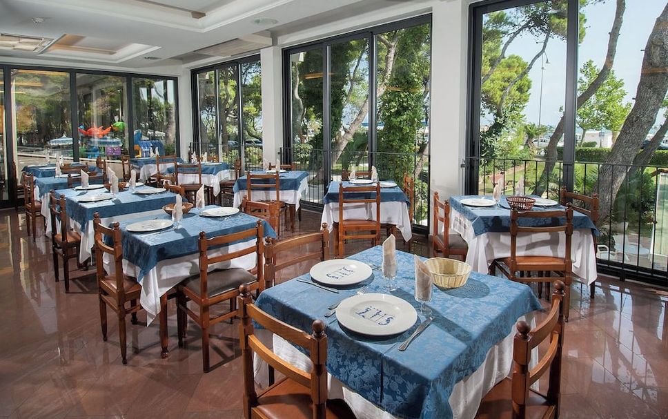 Restaurant Photo