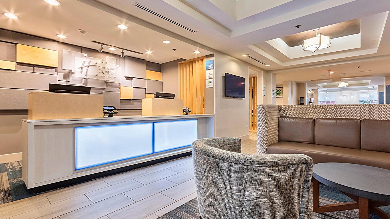 Holiday Inn Express Hotel & Suites, A Lake Zurich-Barrington, An IHG Hotel