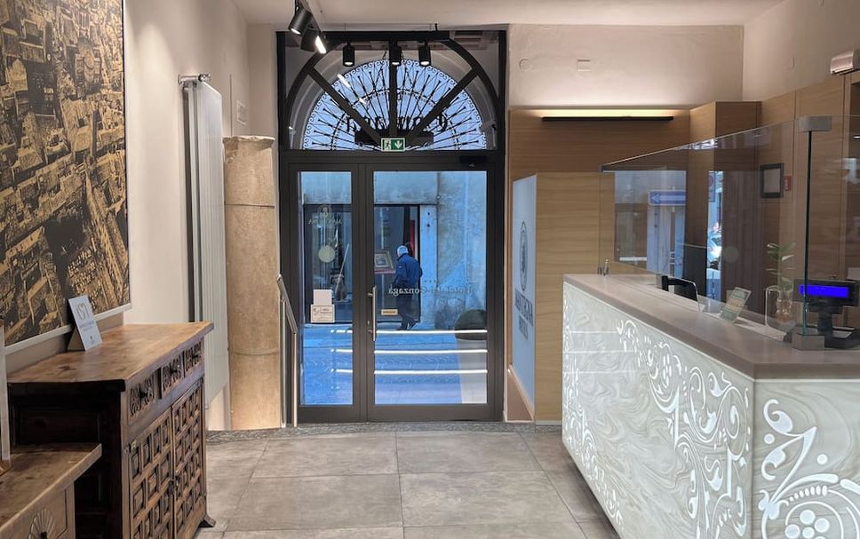Front desk Photo