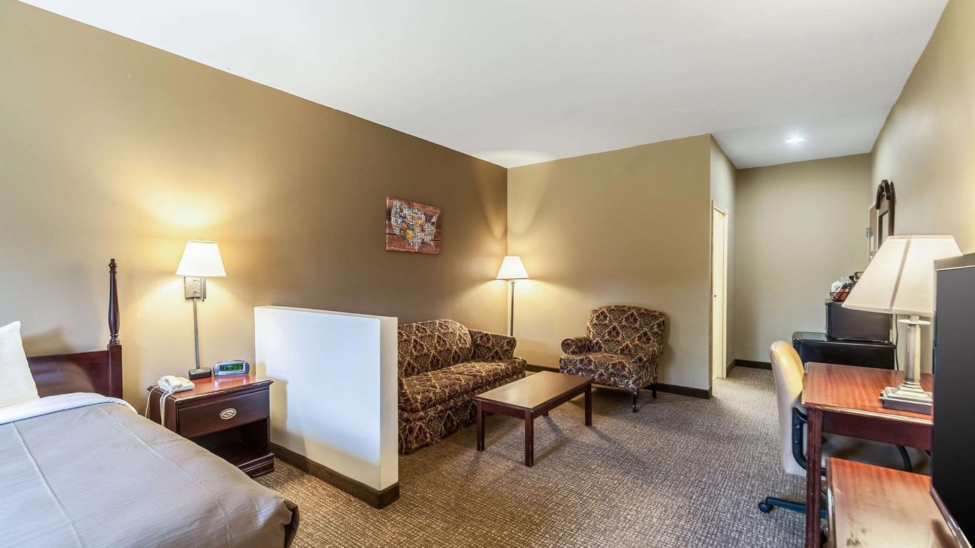 Econo Lodge Inn & Suites