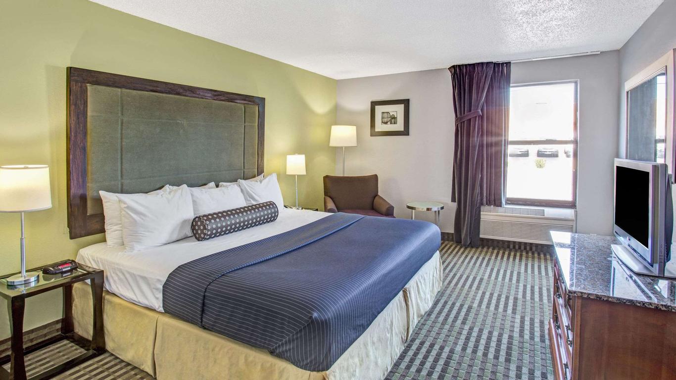 Days Inn by Wyndham Great Lakes - N. Chicago
