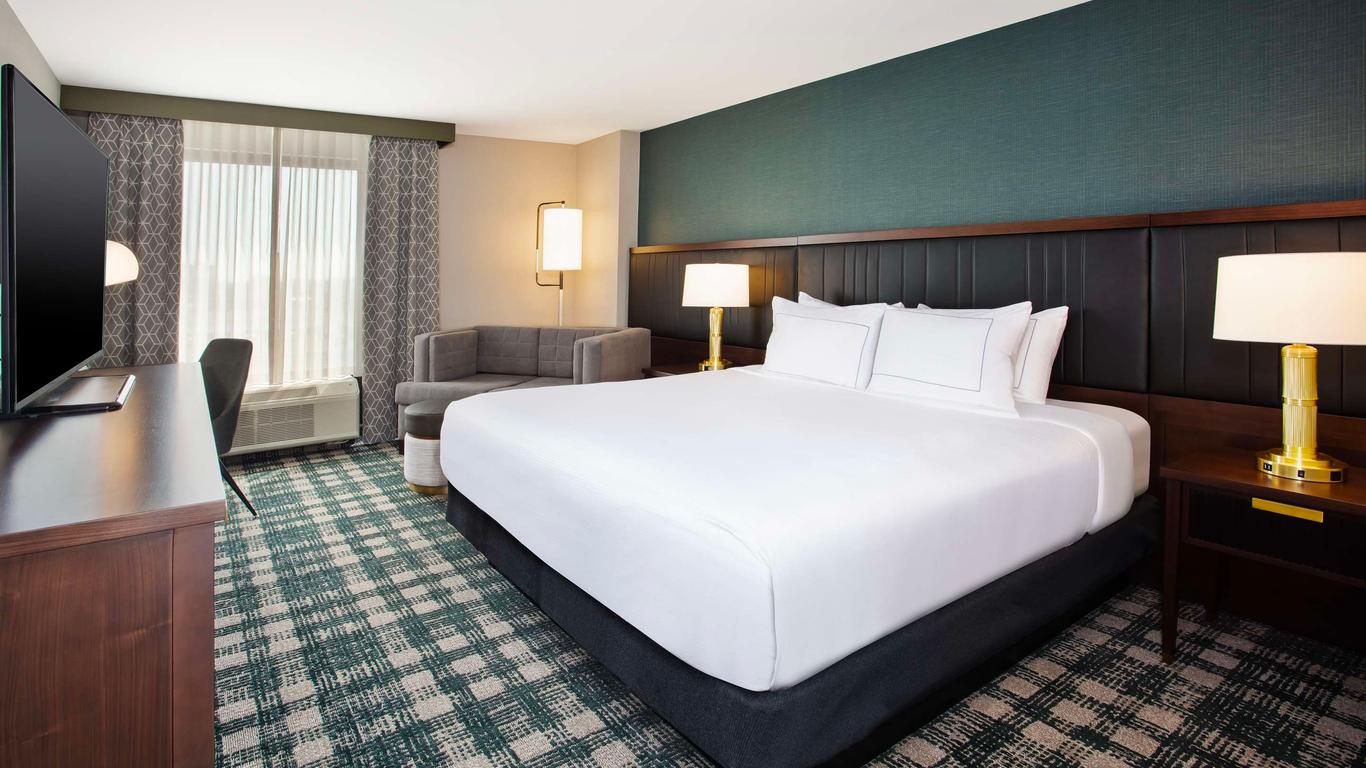 DoubleTree by Hilton Lansing