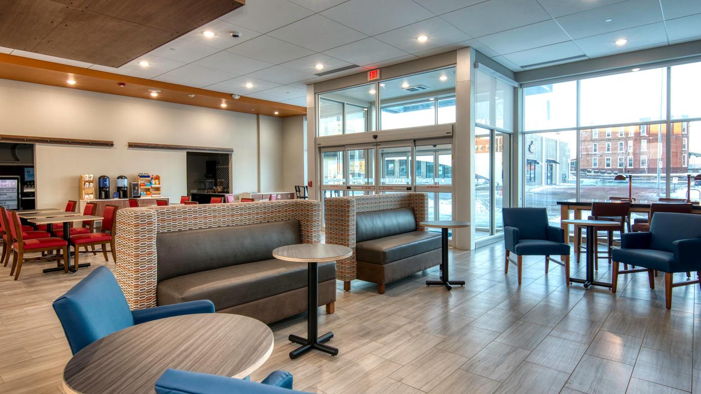 Holiday Inn Express & Suites - Omaha Downtown - Airport, An IHG Hotel