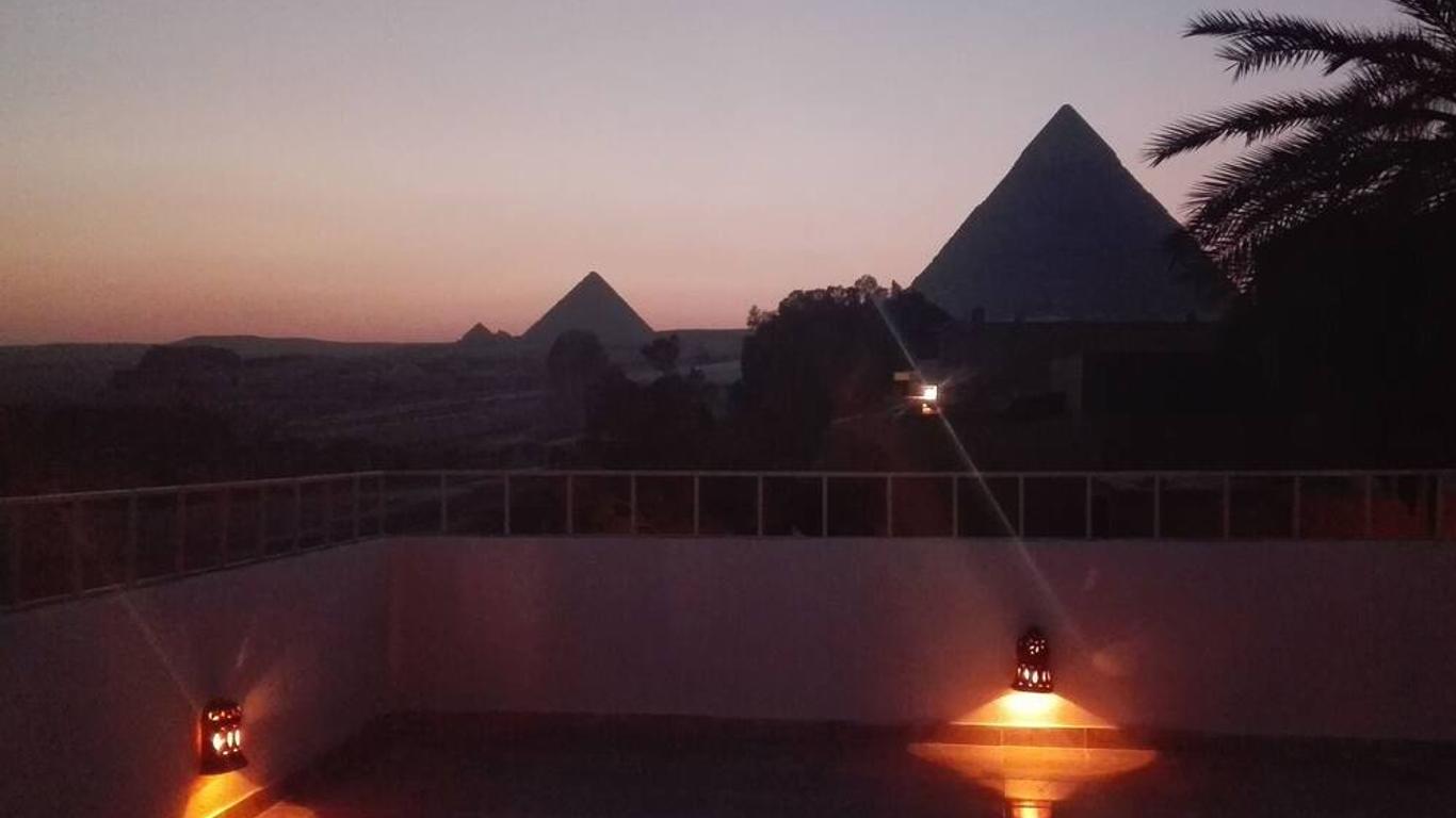 Pyramids Overlook Inn