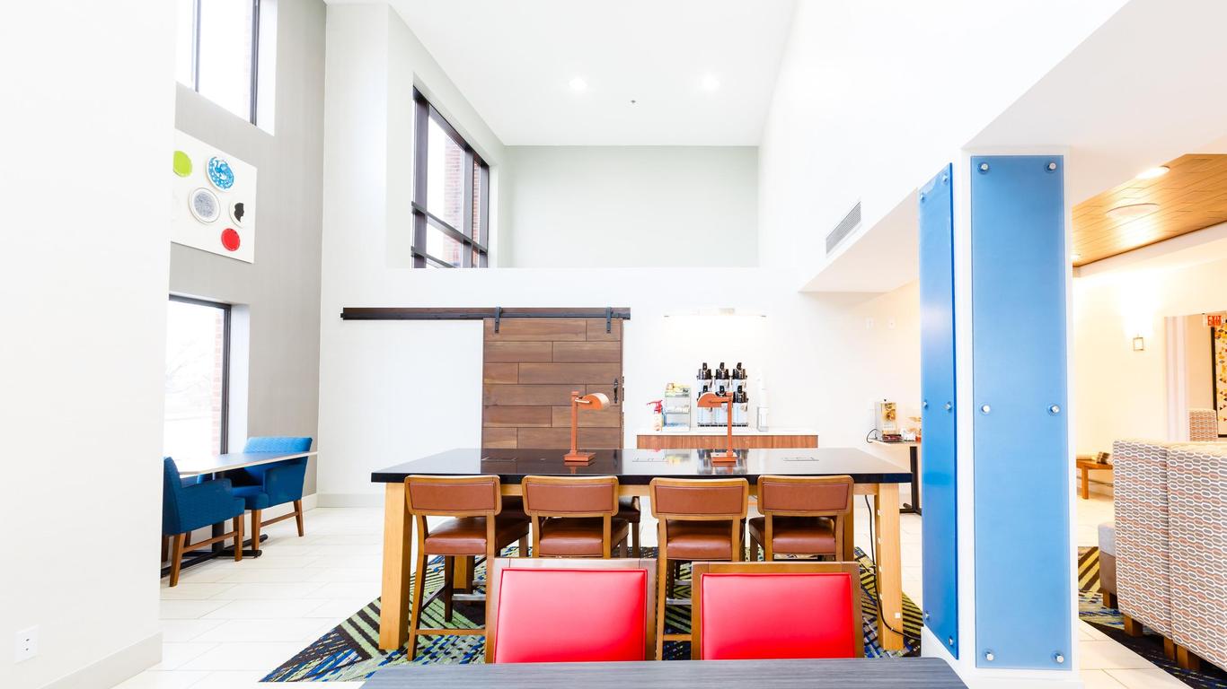 Holiday Inn Express & Suites Shelbyville, An IHG Hotel