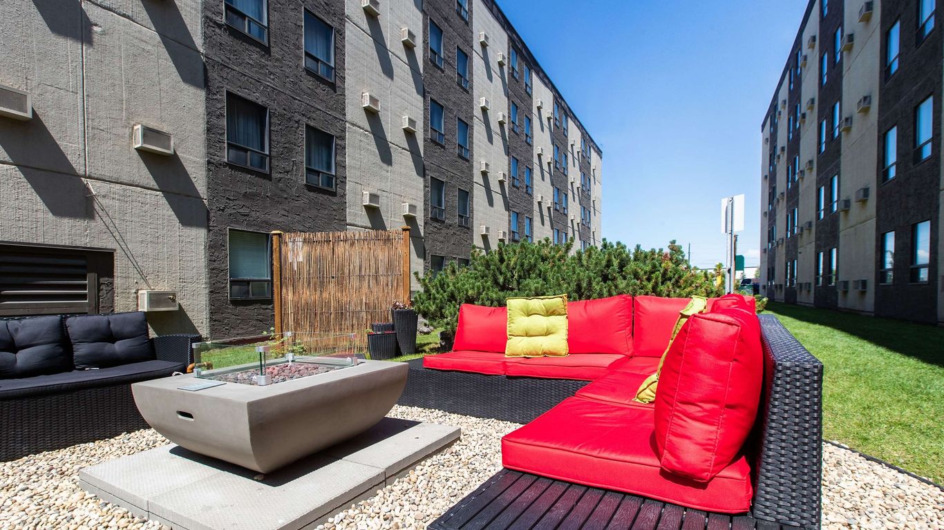 Travelodge by Wyndham Edmonton West, Edmonton - Compare Deals