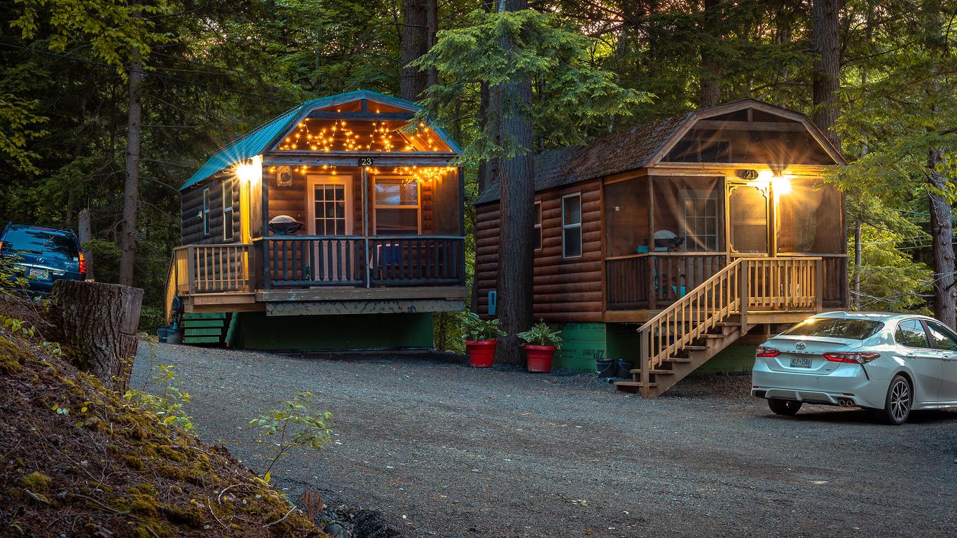 Motel Long Lake And Cottages Llc