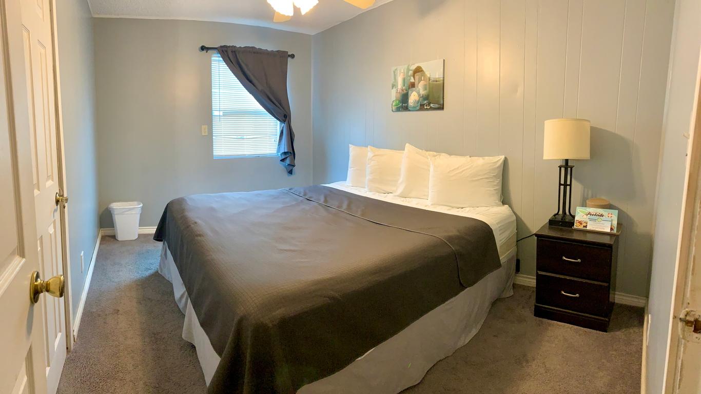 Upper Deck Hotel and Bar - Adults Only