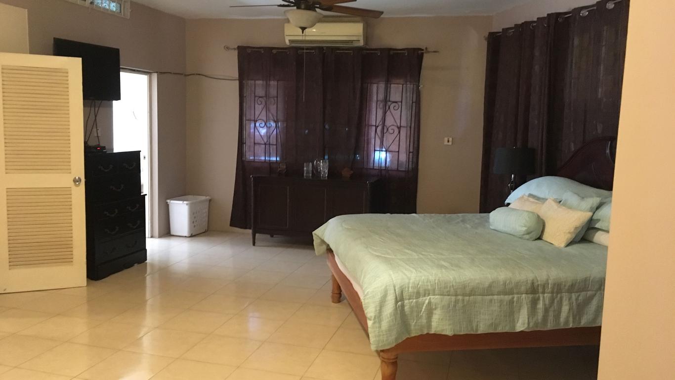 Reflections Villa -Pool Level -Jamaica W I -Very Private And Close To Airport